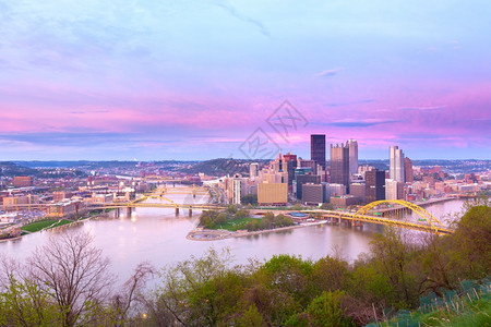美国宾夕法尼亚州匹兹堡的全景和三条河流城市的游客图片