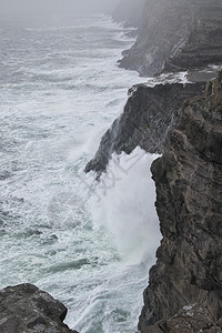 旅行博斯达拉佛苏尔Bosdalafossusur瀑布的景象和对法罗群岛瓦加尔悬崖的高浪在那里Sorvagsvatn湖或Leiti图片