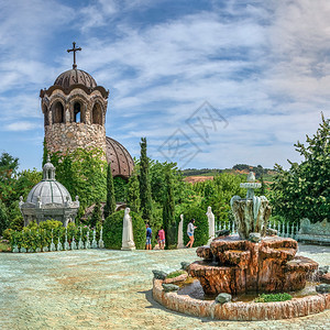 正方形晴天保加利亚拉瓦迪诺沃07129保加利亚拉瓦迪诺沃城堡领土教堂附近广场上的喷泉在阳光明媚的夏日保加利亚拉瓦迪诺沃城堡的大喷图片