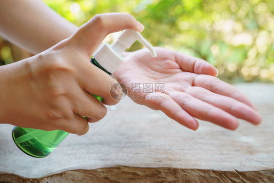 户外使用消毒酒精洗手消毒图片