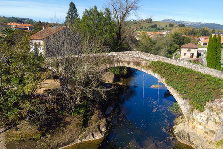 在西班牙坎塔布里亚州利佩加内一座中世纪桥的空景象西班牙坎塔布里亚州利佩加内一座中世纪桥的高质量摄影空中景象古老的传统照片图片