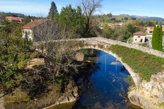 在西班牙坎塔布里亚州利佩加内一座中世纪桥的空景象西班牙坎塔布里亚州利佩加内一座中世纪桥的高质量摄影空中景象古老的传统照片图片