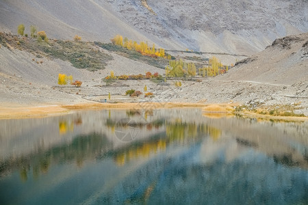 巴基斯坦HunzaValleyGilgitBaltistan的GulmitGojalBorith湖秋季节Karakoram山脉水图片