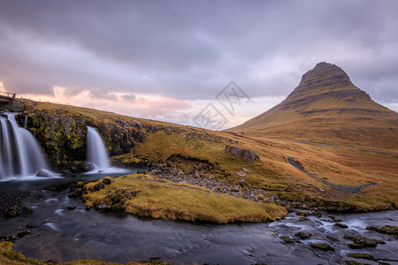 斯奈山湖游戏中时光倒流冰岛在北部自然景观中拍摄瀑布和著名山峰柯尔丘费斯福和柯克朱弗图片