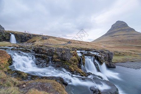 著名的冰岛在北部自然景观中拍摄瀑布和著名山峰柯尔丘费斯福和柯克朱弗惊人的柯克朱费尔图片