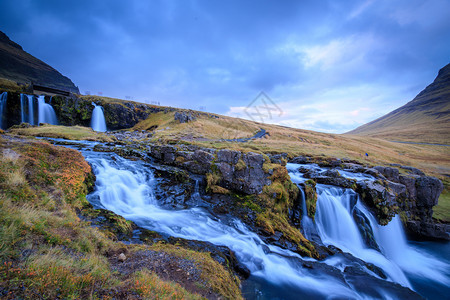 地标岩石冰岛在北部自然景观中拍摄瀑布和著名山峰柯尔丘费斯福和柯克朱弗假期图片