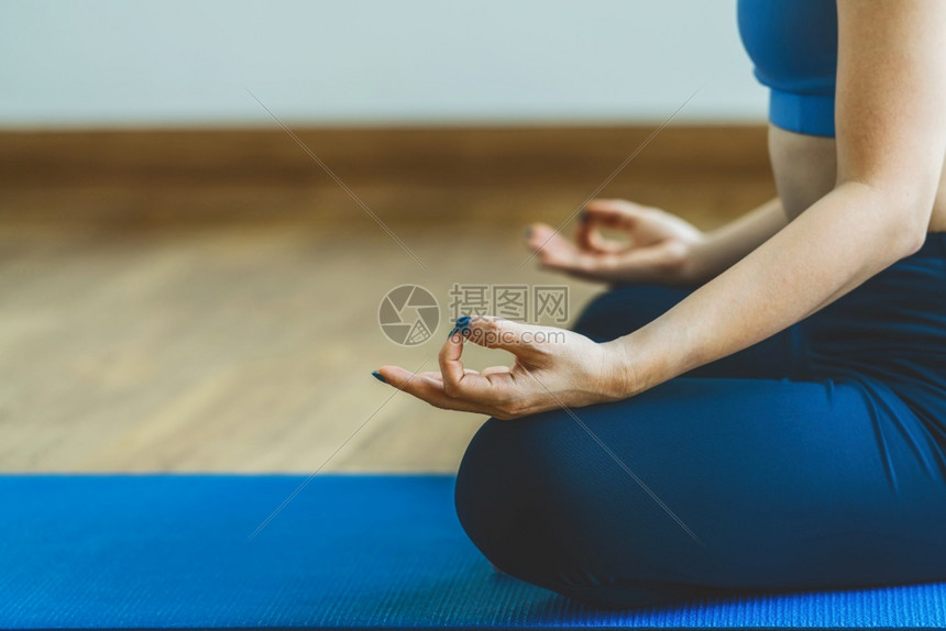 当Covid19爆发和禁闭健康或冥想运动在家瑜伽锻炼冠状流行以及检疫体育和保健概念时亚洲妇女在家里做瑜伽博主灵活运动型图片