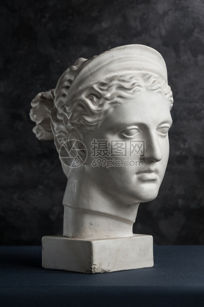 古老的戴安娜雕像白石膏复制本用于艺术家的戴安娜头像在黑暗的纹理背景上粉饰女人的雕塑在罗马神话中面对戴安娜这是自然的女神并猎杀古老图片