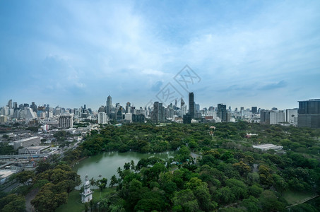 办公室大都会市中心的公园和高层建筑景观绿化环境城市和中心商业区全景大都市中心的公园和高层建筑景观金融的天空图片