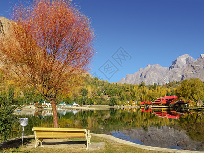 农村叶子秋天在巴基斯坦SkarduGilgitBaltistan的下Kachura湖美丽风景中卡拉科姆山脉树木和丘水中反射安详图片