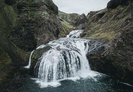 Stjornarfos瀑布的无人驾驶飞机与冰岛令人印象深刻的夏季日出冰岛欧洲自然美人概念背景前往冰岛维克河天线图片
