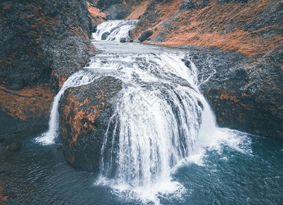 鸟Stjornarfos瀑布的无人驾驶飞机与冰岛令人印象深刻的夏季日出冰岛欧洲自然美人概念背景前往冰岛大瀑布溪流图片