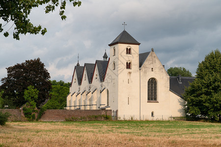 景点古老教区会科隆迪恩瓦尔德ColonDeennwald的全景图象宗教的老图片