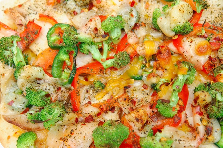 克洛斯可口烤番茄西红辣椒大蒜西兰花红椰菜番茄干酪和新鲜芝士披萨食物图片