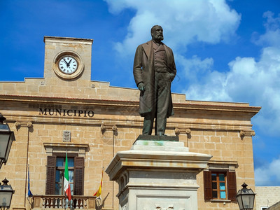 在西里法维尼亚纳欧罗巴广场市政厅附近的IgnazioFlorio纪念碑地中海特拉帕尼晴天图片