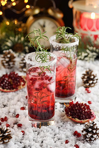 玻璃杯和石榴玛格丽塔与罐头红莓迷迭香完美鸡尾酒为圣诞派对消化有机的马提尼图片