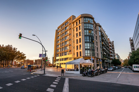 主要的老休塔2014年月5日巴塞罗那阿文杜达德平行的AvingudadelalCrail是巴塞罗那的主要街道之一将锡乌塔特韦拉艾图片