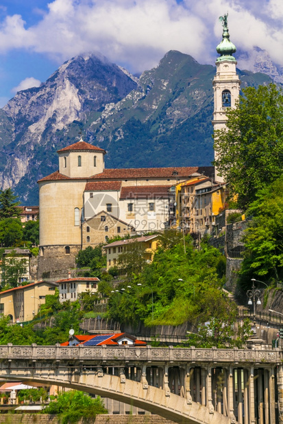白云岩在意大利北部旅行美丽的贝卢诺镇由多洛米特山脉维内托地区包围全景威尼托图片
