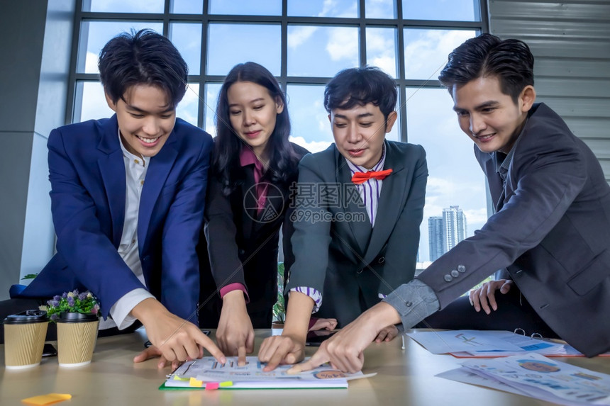 与不同别的女恋男双和变者有不同别的亚洲商业伙伴集团在办公室会议厅就数据摘要文件达成功的业务计划时看到并指出这一点战略工作场所职业图片