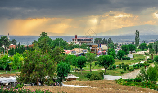 美丽小镇咖啡店阳台土耳其帕穆卡莱Pamukkale071429土耳其帕穆卡莱村全景背景