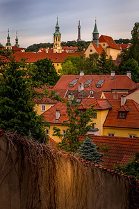 位于捷克布拉格城堡附近落日时的教科文组织纪念碑上具有历史意义的新世界区NewWorld狭窄的丰富多彩屋图片