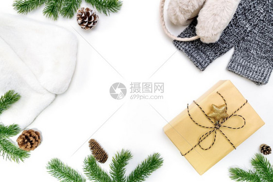 女士圣诞冬季组成礼物盒装有松锥白色背景的fir树枝白底面的fir平板躺地顶视图复制空间装饰品松树图片