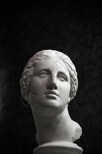 人类神话为了古老的维纳斯德米洛雕像白石膏复制件供艺术家在黑暗纹理背景上使用粉饰女人的雕塑面朝Gypsum复制了古雕像的金星头印图片