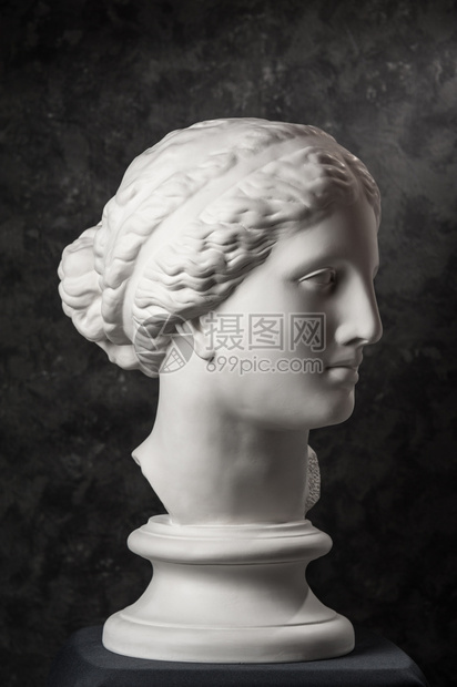 女士历史古老的维纳斯德米洛雕像白石膏复制件供艺术家在黑暗纹理背景上使用粉饰女人的雕塑面朝Gypsum复制了古雕像的金星头印英俊的图片