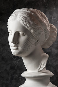威尼斯人脸类古老的维纳斯德米洛雕像白石膏复制件供艺术家在黑暗纹理背景上使用粉饰女人的雕塑面朝Gypsum复制了古雕像的金星头印图片