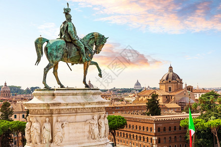 意大利罗马祖国祭坛上方的维克多伊曼纽尔二世骑马雕像意大利罗马祖国祭坛上方的维克多伊曼纽尔二世骑马雕像罗的纪念碑旅游图片