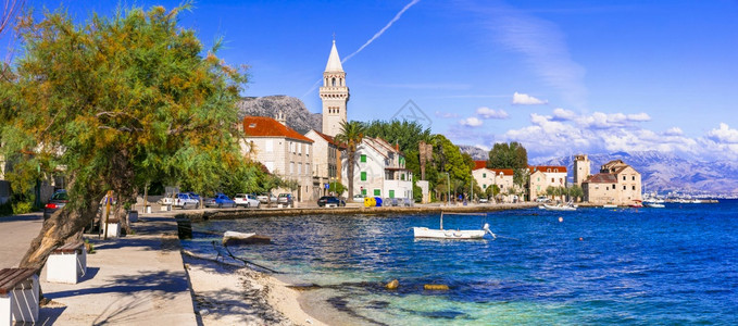 特罗吉尔老的克地亚Dalmatia美丽的KastelNovi村的克罗地亚ScenicKastella海岸图片