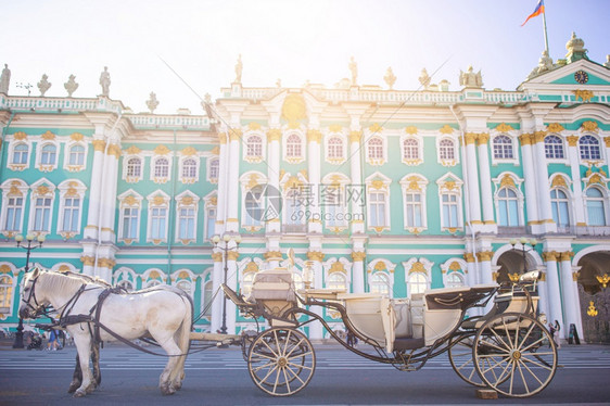 华丽的皇家在俄罗斯和世界最大的历史博物馆之一的背面骑马俄罗斯圣彼得堡宫殿广场俄罗斯圣彼得堡位于俄罗斯圣彼得堡的宫殿广场图片