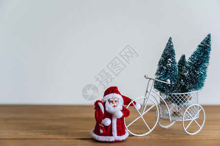 圣诞节欢乐新年的装饰品概念圣达克莱乌斯娃配有fir树形花纹在现代生锈棕褐灰石背景分析设计空间的派对季节举行玩具内部的图片