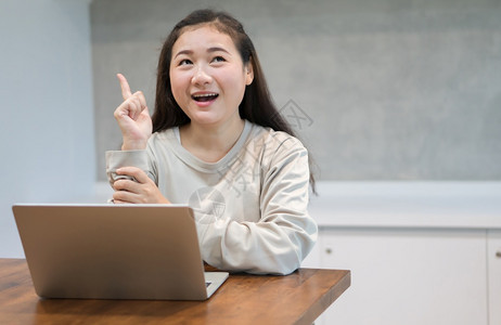亚洲快乐妇女在家里工作流行传染病期间对新企业有了的想法冠状COVID19检疫概念轻松办公室微笑图片
