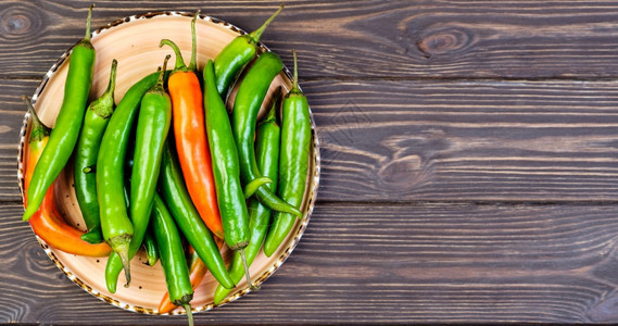 发酵生活墨西哥辣椒在一张盘子上的西班牙胡椒木制旧年背景的西班牙马达斯平面顶视图带有复制空间食物死活概念生的图片