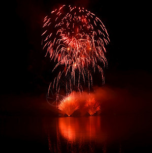 狂欢黑色的爆裂布尔诺水坝上美丽的彩色烟花国际比赛IgnisBrunensisBrno捷克欧洲图片