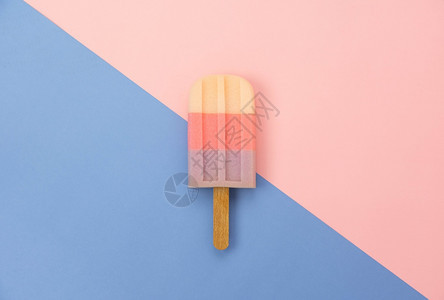 艺术自制背景极简主义表格顶端视图夏季暑假的标志或食物空中图像夏日假的背景概念Flat在现代生锈的粉红色纸上贴着甜冰淇淋的面板并复图片