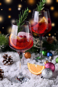 喜庆的蔓越莓圣诞节鸡尾酒玛格丽塔配红莓橙子和迷迭香圣诞派对的完美鸡尾酒图片