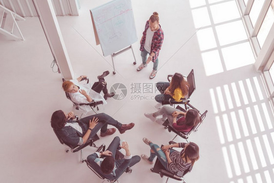 成功创意经理最顶级的视野在现代工作场所快乐地行动时当着亚洲商业集团中临时穿便衣的人面展示创意思想坐着团队图片