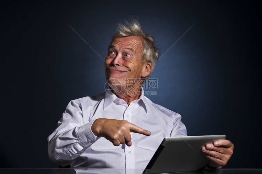 高兴联系级商人笑着看一副虚伪的自我满足表情用他手指着平板电脑仿佛表明一个伟大的人成就漫画工作室肖像一样指点图片