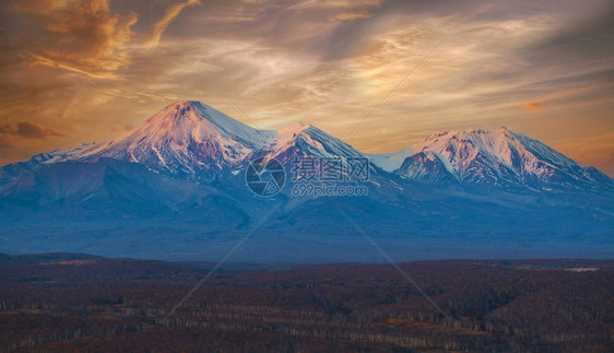 火山作用堪察加半岛阿瓦钦斯基和科泽尔火山的日落堪察加半岛阿瓦钦斯基和科泽尔火山的日落风景白雪皑图片