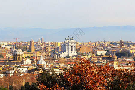 奎里纳莱彼得罗马意大利从雅尼库拉姆山丘和阳台与维托利亚诺特里尼迪蒙蒂教堂和奎里那勒宫殿的城景自然图片