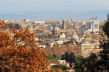 黄色的德拉珍妮库罗马意大利从雅尼库拉姆山丘和阳台与维托利亚诺特里尼迪蒙蒂教堂和奎里那勒宫殿的城景图片