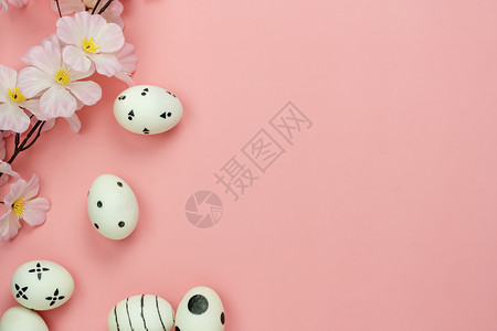 派对粉色的喜悦复活节背景概念Flat在办公桌设计面贴的现代粉色纸上装饰鲜花的彩色小兔子蛋并配有花饰装丰富多彩的图片