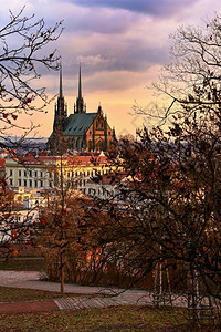 老的旅行捷克布尔诺市欧洲彼得罗夫圣彼得大教堂和保罗美丽古老建筑以及一个受欢迎的旅游景点冬季降雪的风景欧洲彼得罗夫图片