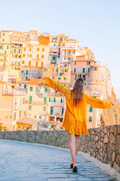 意大利五渔村马纳罗拉令人惊叹的村庄年轻女子欧洲度假游客欣赏意大利古里亚五渔村马纳罗拉的美景欧洲假期人类图片