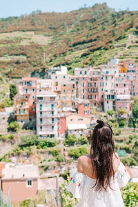 意大利五渔村马纳罗拉令人惊叹的村庄年轻女子欧洲度假游客欣赏意大利古里亚五渔村马纳罗拉的美景城市观女士镇图片