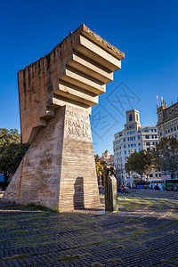 2014年月5日加泰罗尼亚广场FrancescMacia纪念碑广场占地面积约为50平方米被认为是城市中心在2014年月5日城市的图片