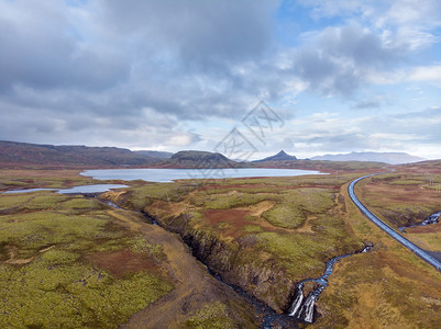 冰岛海山田野桥梁和河流风景的空中观视冰岛从无人驾驶飞机旅行到陆地的一天冰川斯科加瀑布地标图片