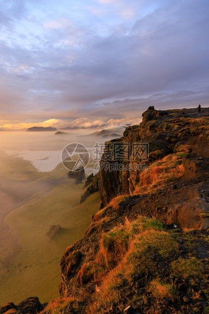 太阳维克冰岛Snaefellsnes半岛Arnarstapi地区的典型冰岛日出落悬崖景观旅行图片